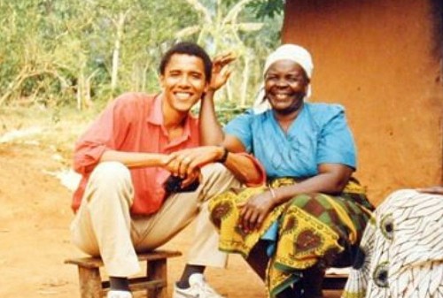 Ông Barack Obama vào ngày 24/7 sẽ có chuyến thăm đầu tiên tới Kenya với cương vị Tổng thống Mỹ, đây sẽ là chuyến đi gợi nhớ nhiều kỷ niệm về lần thăm quê cha đầu tiên năm 1988 của ông. Ảnh: Ông Obama cùng người thân trong chuyến về Kenya năm 1988.